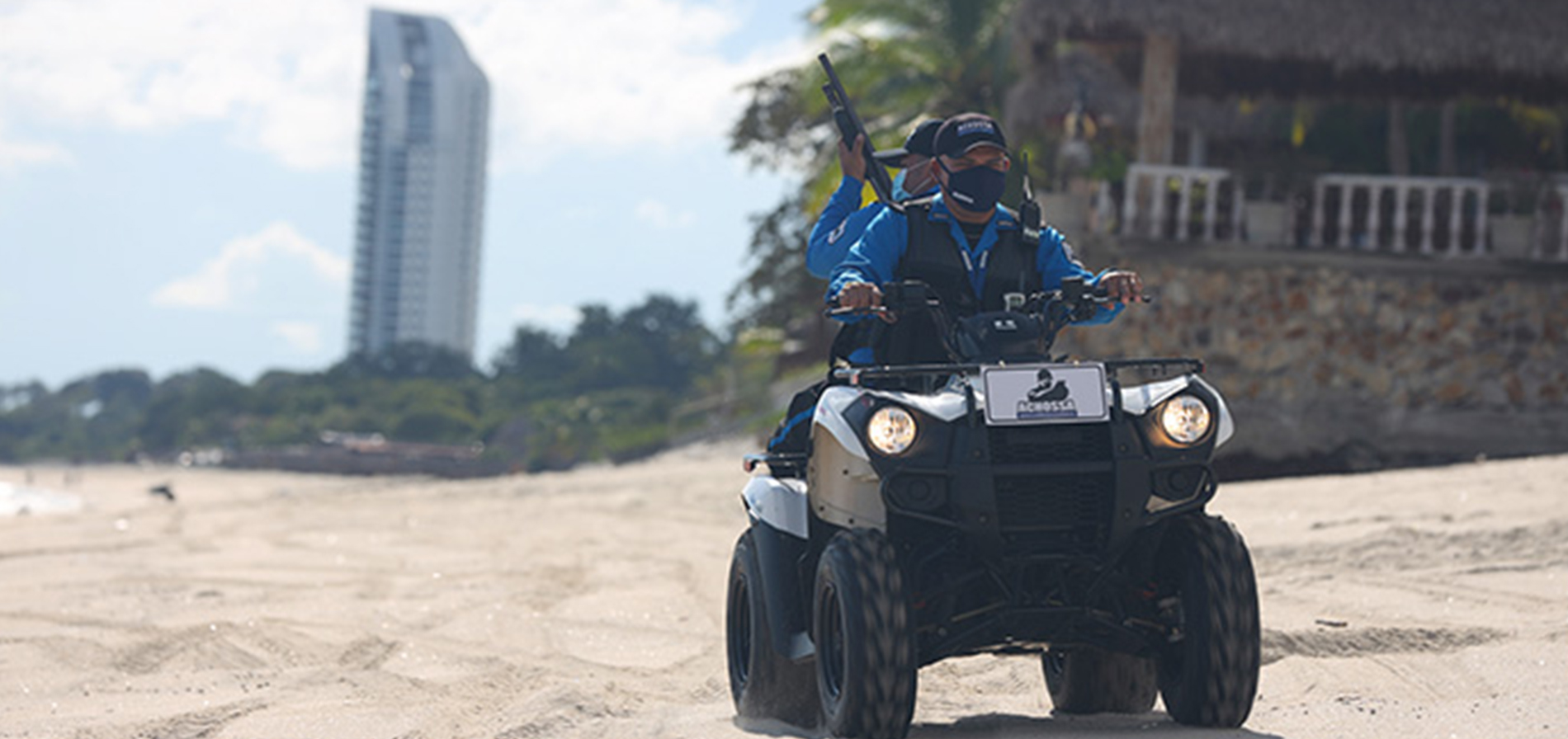 Patrullaje de seguridad en playas de Panamá con ACHOSSA
